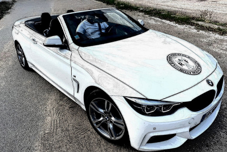 Personne dans une voiture