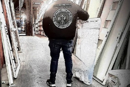 Personne dans une fabrique de portes