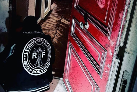 Personne en train d'ouvrir un porte