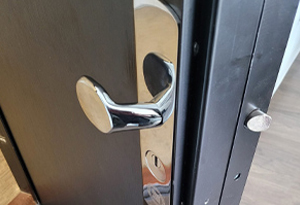 La poignée d'une porte blindée