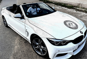 Homme dans une voiture